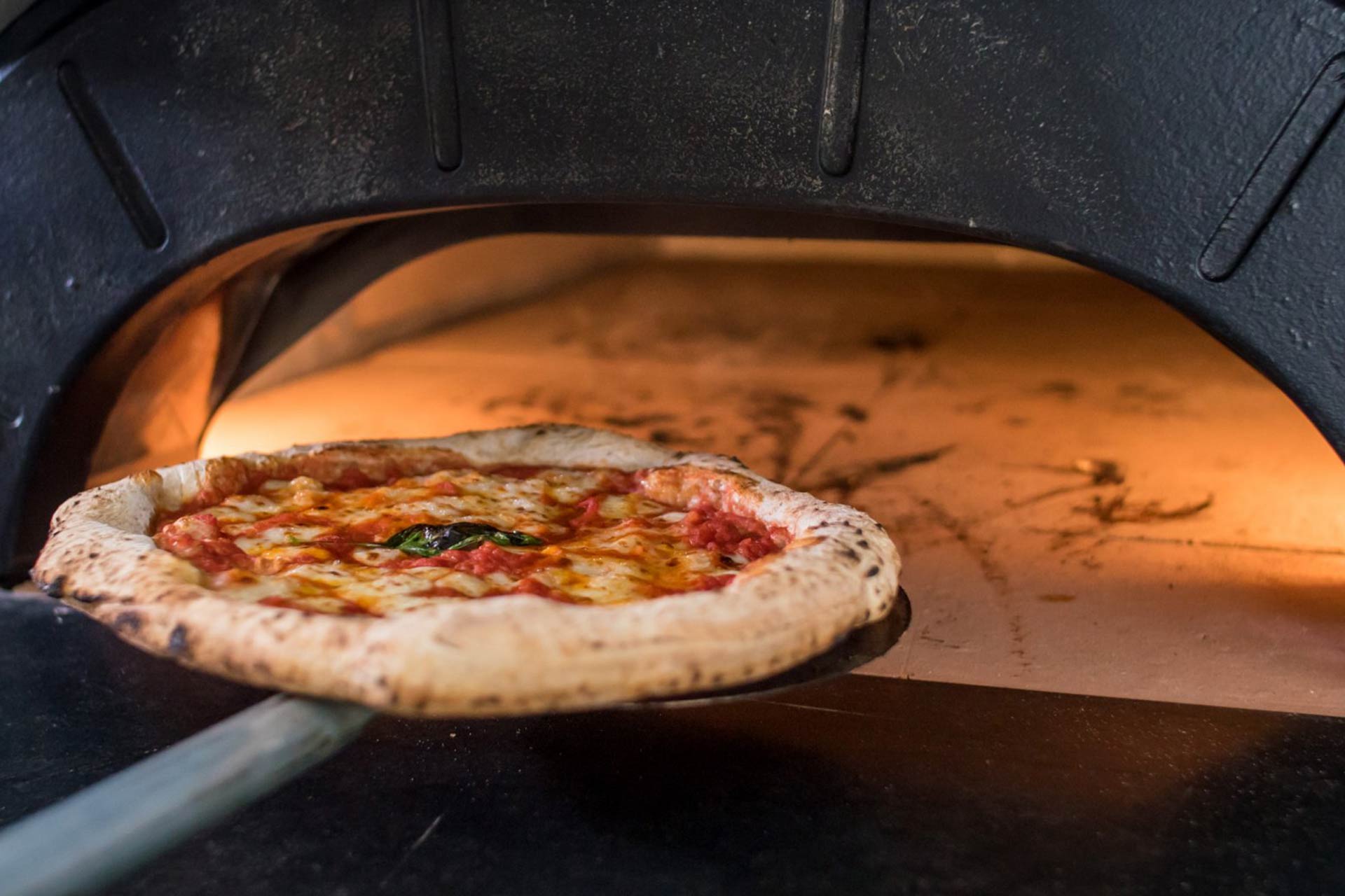 Heerlijke pizza met verse basilicum bij Pizza Pezzo Nijmegen