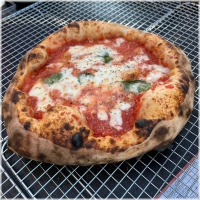 -Tomatensaus, fiordilatte kaas, Parmigiano Reggiano 24M, basilicum<br><br>-Tomato sauce, fiordilatte cheese, Parmigiano Reggiano 24M, basil<br><br>