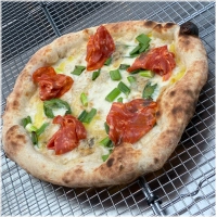 -Fiordilatte kaas, gorgonzola, pittige salami, bosui<br><br>-Fiordilatte cheese,gorgonzola, spicy salami, spring onion