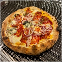 Fiordilatte kaas, gorgonzola, pittige olijfolie, salami en rode ui