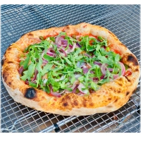 Tomatensaus, basilicum, kapertjes, rode ui, bosui, geitenkaas, Parmigiano Reggiano 24M, rucola<br><br>Tomato sauce, basil, goat cheese, red onion, spring onion, capers Parmigiano Reggiano 24M, rucola