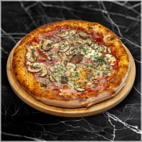 Tomatensaus, fiordilatte kaas, achterham, BIO kastanje champignon,Parmigiano, pecorino, basilicum, peterselie, knoflook;