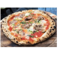 -Tomatensaus, fiordilatte kaas, Siciliaanse tonijn, kappertjes, bosui<br><br>-Tomato sauce, fiordilatte cheese, Sicilian tuna, capers, spring onion