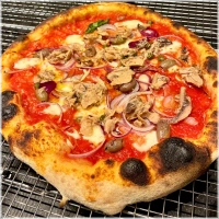 Tomatensaus, fiordilatte kaas, Siciliaanse tonijn, kappertjes, olijven en rode ui