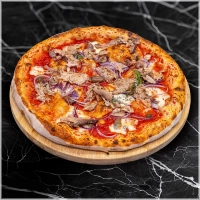 Tomatensaus, fiordilatte kaas, Siciliaanse tonijn, kappertjes, olijven en rode ui