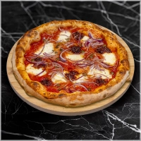 Tomatensaus, fiordilatte kaas, ‘nduja’(pittig creme), gerookte scamorza kaas, kappertjes en rode ui