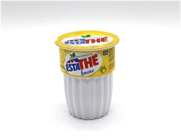 Deze verfrissende ijsthee met citroensmaak is de authentieke infusie van zwarte theebladeren sinds 1972, gepresenteerd in een handige verpakking van 200ml cups. is ideaal voor onderweg of als snelle dorstless